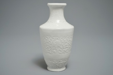 Een Chinese blanc de Chine vaas met reli&euml;fdecor, 19/20e eeuw